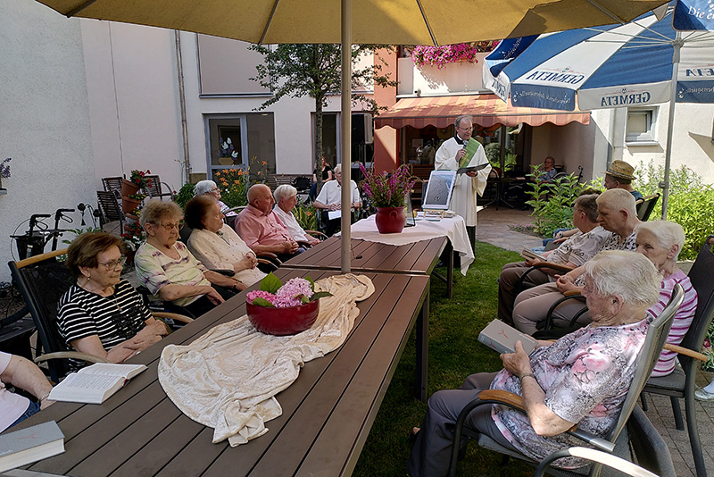 caritaspb_haus_clemens_august_von_galen_religioeses_leben_gottesdienst_im_innenhof